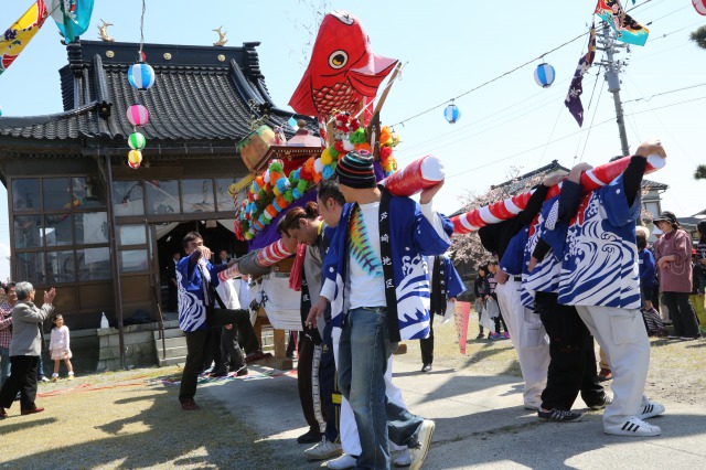 お神輿を担ぐ人たちの画像