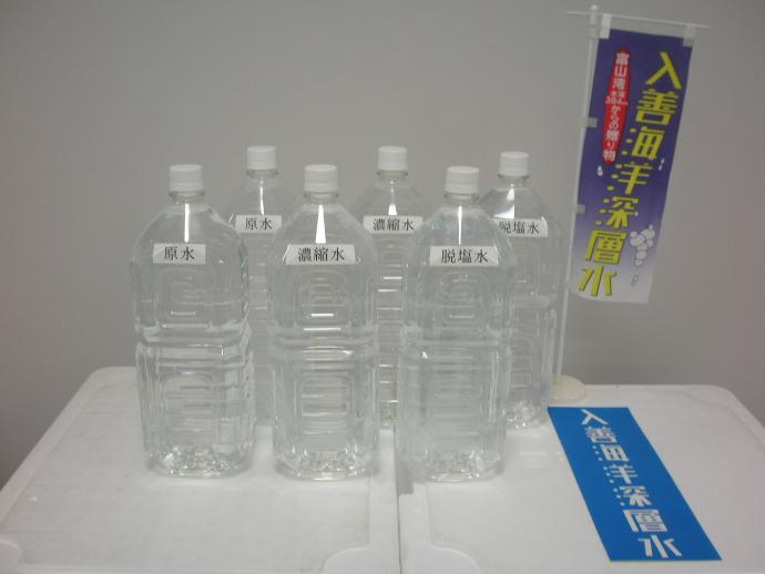 入善海洋深層水入りの2リットルのペットボトルが6本並んだ商品の写真