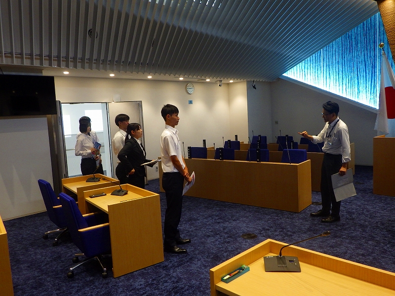 議場を見学する参加者