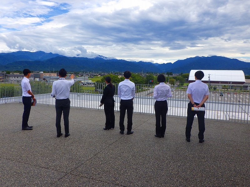屋上を見学する参加者