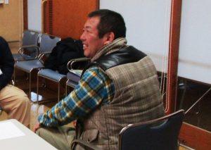 笑顔で実践練習をする入善世話やき隊の鍋嶋副隊長の写真