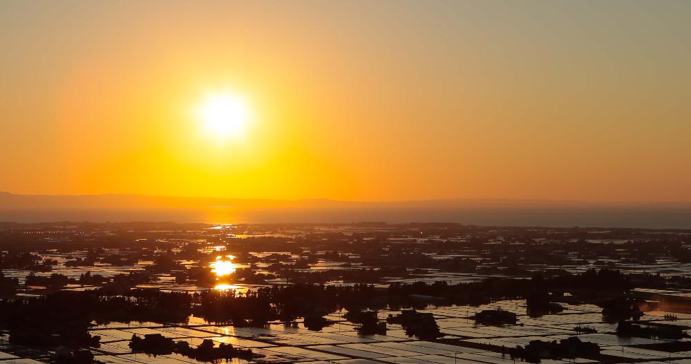 舟見山から見た日本海に沈む夕日の眺め