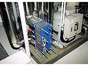 施設内にある、複数の配管と、それを繋ぐ冷房用熱交換器の写真