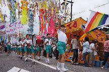 七夕飾りで彩る道を同町ひばり野小児童4～6年生46人が鼓笛隊パレードで練り歩く写真