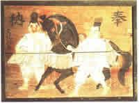 白装束の烏帽子をかぶった二人の男性が、見事な黒馬を連れている様子を描いた「奉納」と書かれた長方形で黒枠のある絵馬の写真