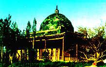 緑に囲まれた場所にある、中央にある半球状のドーム屋根が特徴的な寺院のような建造物の写真