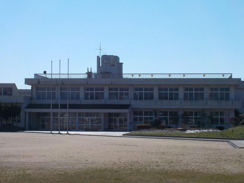 青空バックにグランドから見た上青小学校の校舎の写真