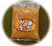 ポップなひらがなのロゴで「まめなみそ」を書いてある、味噌の商品パッケージの写真