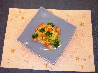 桜色のランチマットと水色の角皿に、ベーコンのオレンジと大きな具材の野菜が映えるペペロンチーノを盛り付けた写真