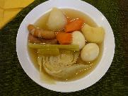 ゆで卵やウインナー、ジャガイモ、ニンジン、キャベツなどをスープで煮込んだポトフの写真