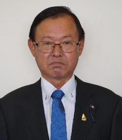 スーツ姿の鍵田昭議員の顔写真