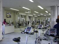 たくさんの運動器具が置いてある広いトレーニングルームの写真