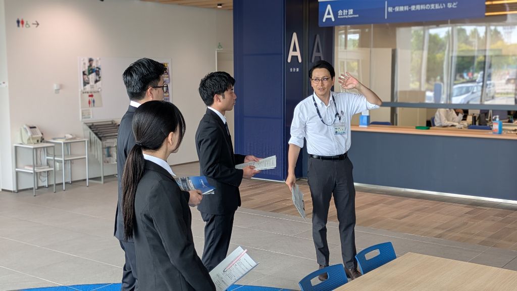 役場1階フロアを見学する参加者