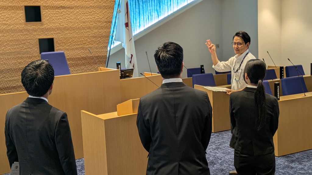 議場を見学する参加者