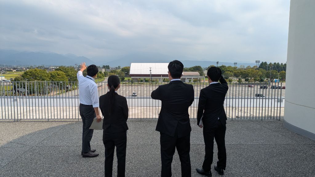 屋上を見学する参加者