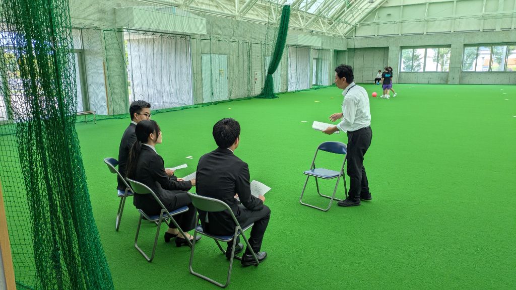 わくわくドームを見学する参加者