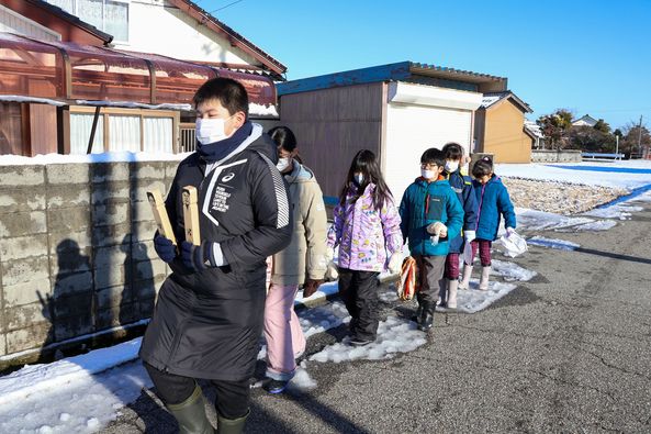 最年長の児童を先頭に家々をまわる地区の子どもたち