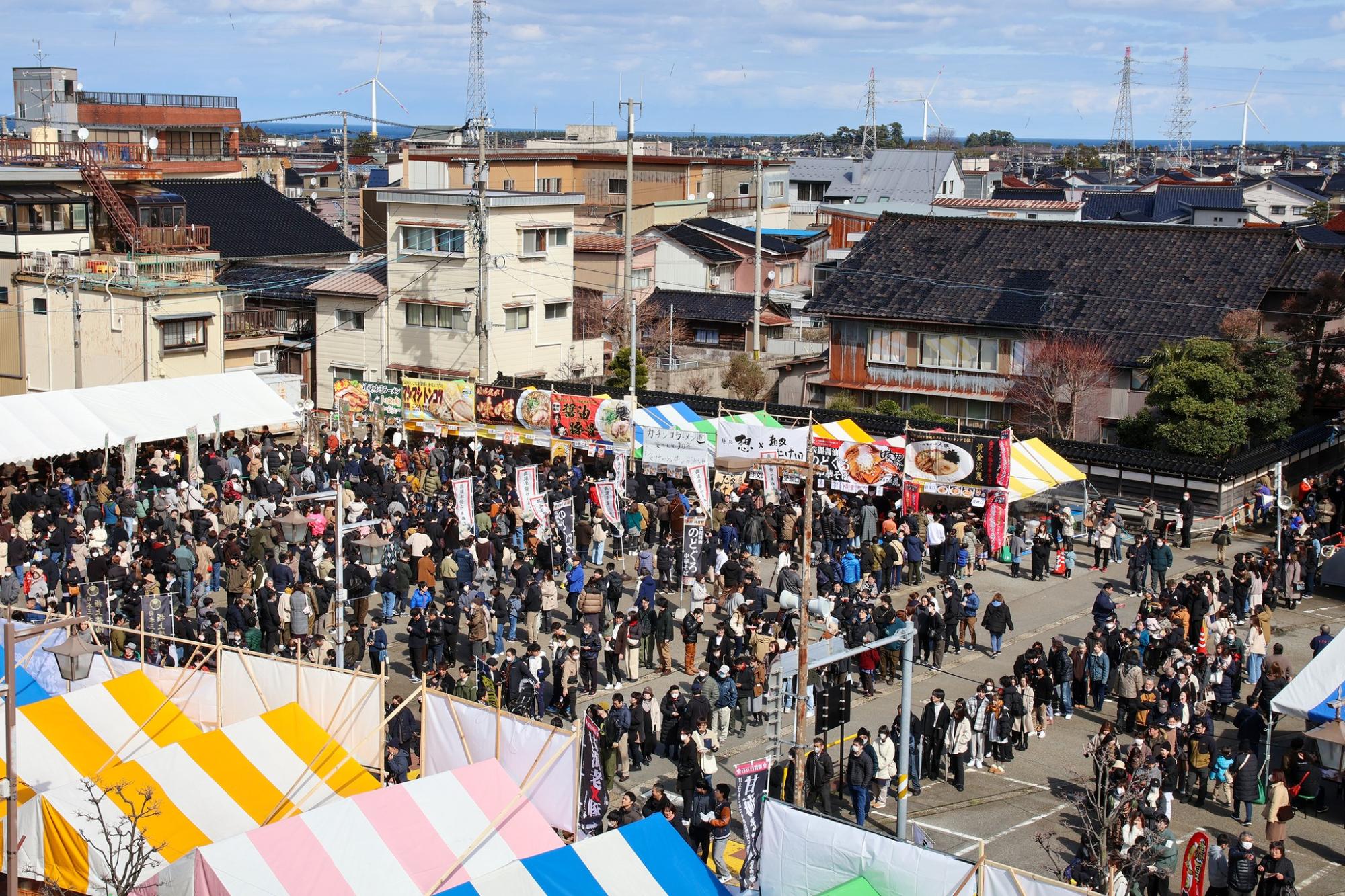 賑わいを見せるラーメン祭り会場