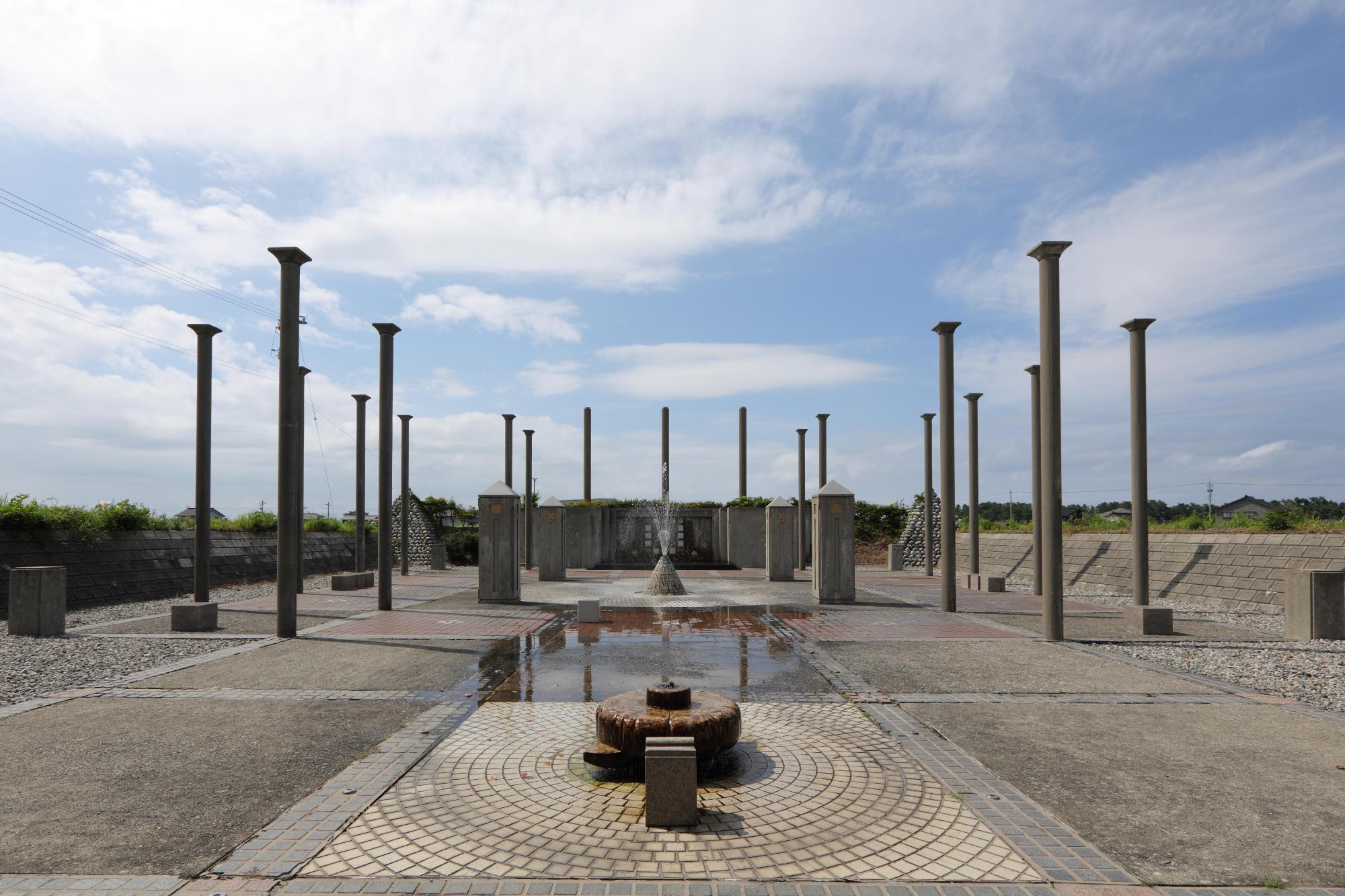 たくさんの柱が立ち並ぶ古代の神殿風の造りになっている扇状地湧水公苑の写真