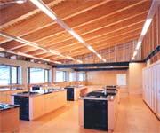 天井や床が木を基調にした内装の調理実習室の写真