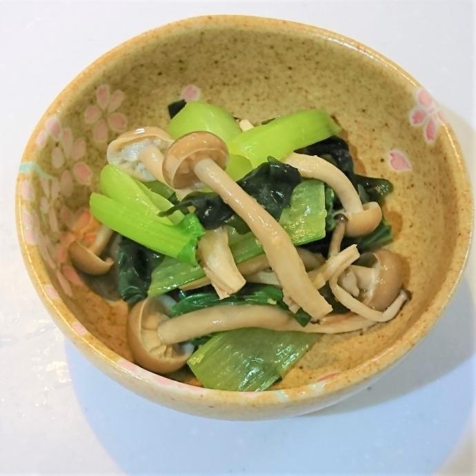 小鉢に盛られた緑色がきれな小松菜としめじの和え物の写真