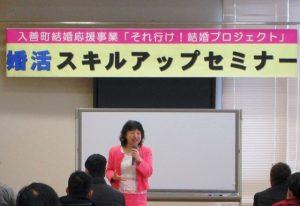 講師の大谷由里子先生が参加者の前でマイクを持ち講義している様子の写真