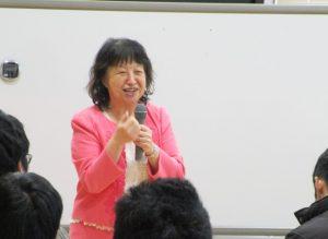 笑顔で身振り手振りを交え、講義をする大谷由里子先生の写真