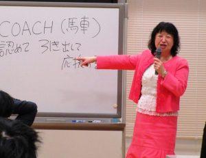 ホワートボードを使って講義をする大谷由里子先生の写真
