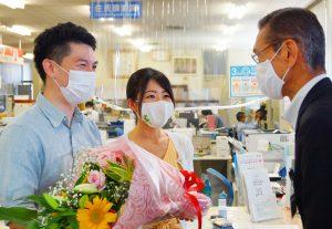 笹島町長から成婚されたお二人に花束を贈呈している様子の写真