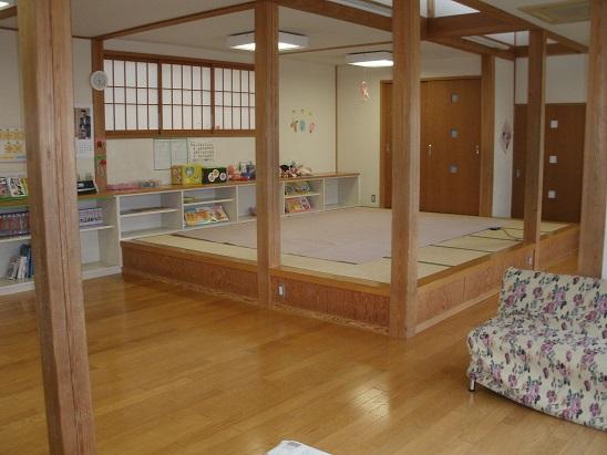 古上がりに畳が敷かれた和室がある集会室の写真