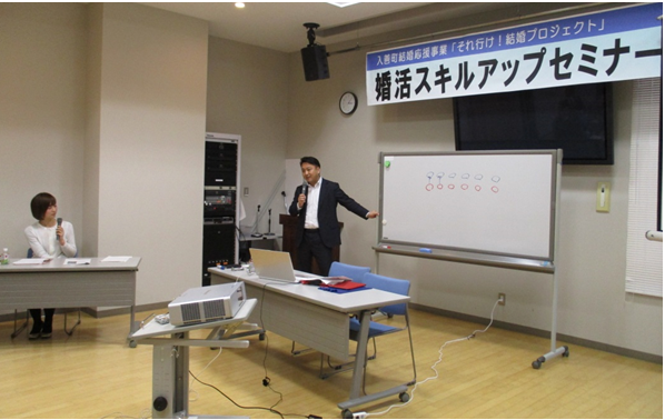 講師の土井秀紀氏が右手にマイクを持ち、ホワイトボードを使ってセミナーを進める様子の写真